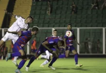 Jogador do Figueirense disputa bola pelo alto com atletas do Marcílio Dias durante partida no Estádio Orlando Scarpelli, em Florianópolis.
