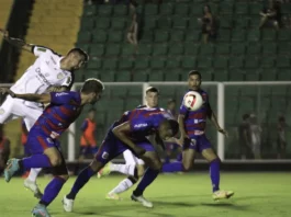 Jogador do Figueirense disputa bola pelo alto com atletas do Marcílio Dias durante partida no Estádio Orlando Scarpelli, em Florianópolis.