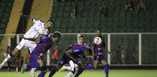 Jogador do Figueirense disputa bola pelo alto com atletas do Marcílio Dias durante partida no Estádio Orlando Scarpelli, em Florianópolis.