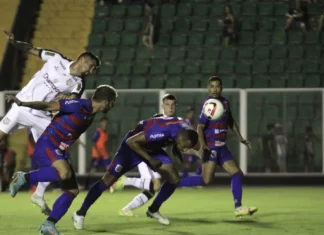 Figueirense vence sem convencer, e Avaí segue na luta contra o rebaixamento Jogador do Figueirense disputa bola pelo alto com atletas do Marcílio Dias durante partida no Estádio Orlando Scarpelli, em Florianópolis.