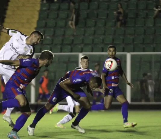 Figueirense vence sem convencer, e Avaí segue na luta contra o rebaixamento Jogador do Figueirense disputa bola pelo alto com atletas do Marcílio Dias durante partida no Estádio Orlando Scarpelli, em Florianópolis.