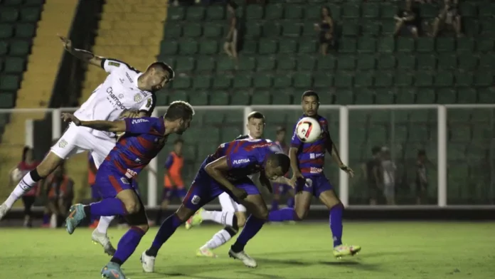 figueirense-1200x675 Jogador do Figueirense disputa bola pelo alto com atletas do Marcílio Dias durante partida no Estádio Orlando Scarpelli, em Florianópolis.