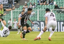 Avaí faz contas para escapar da queda e Figueirense segue firme na Copa SC Jogador do Figueirense disputa a bola com atletas do Joinville durante partida da Copa Santa Catarina, no Estádio Orlando Scarpelli, em Florianópolis.