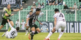 Jogador do Figueirense disputa a bola com atletas do Joinville durante partida da Copa Santa Catarina, no Estádio Orlando Scarpelli, em Florianópolis.