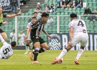 Avaí faz contas para escapar da queda e Figueirense segue firme na Copa SC Jogador do Figueirense disputa a bola com atletas do Joinville durante partida da Copa Santa Catarina, no Estádio Orlando Scarpelli, em Florianópolis.