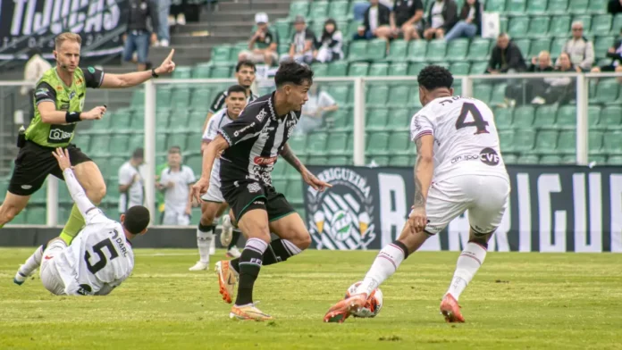 Jogador do Figueirense disputa a bola com atletas do Joinville durante partida da Copa Santa Catarina, no Estádio Orlando Scarpelli, em Florianópolis.