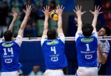 São José recebe final da Supercopa Masculina de Vôlei Jogadores do Sada Cruzeiro fazem bloqueio durante partida de vôlei; equipe disputa a final da Supercopa Masculina em São José.