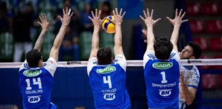 Jogadores do Sada Cruzeiro fazem bloqueio durante partida de vôlei; equipe disputa a final da Supercopa Masculina em São José.