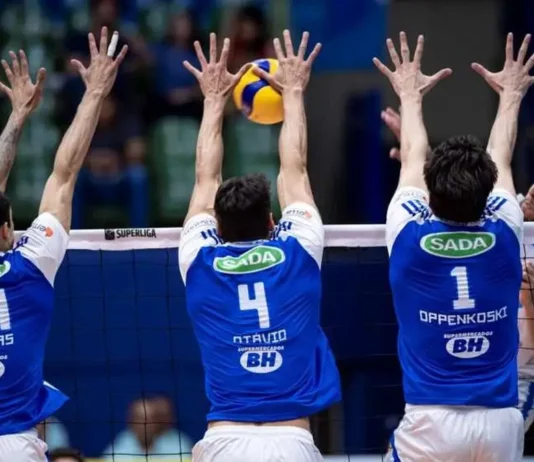 São José recebe final da Supercopa Masculina de Vôlei Jogadores do Sada Cruzeiro fazem bloqueio durante partida de vôlei; equipe disputa a final da Supercopa Masculina em São José.