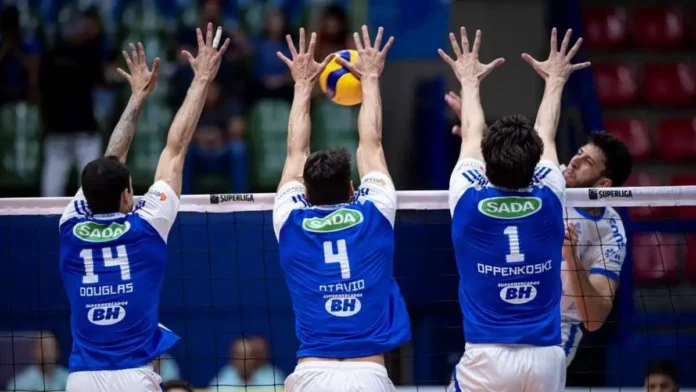 final-supercopa-volei-1200x675 Jogadores do Sada Cruzeiro fazem bloqueio durante partida de vôlei; equipe disputa a final da Supercopa Masculina em São José.