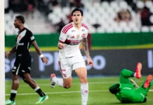 Jogador do Flamengo comemora gol contra o Vasco no Maracanã, durante a vitória por 4 a 1 no Clássico dos Milhões, pelo Campeonato Brasileiro.