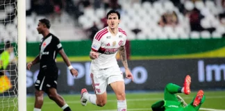 Jogador do Flamengo comemora gol contra o Vasco no Maracanã, durante a vitória por 4 a 1 no Clássico dos Milhões, pelo Campeonato Brasileiro.