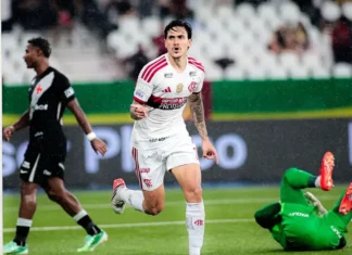 Jogador do Flamengo comemora gol contra o Vasco no Maracanã, durante a vitória por 4 a 1 no Clássico dos Milhões, pelo Campeonato Brasileiro.