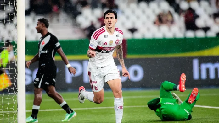 Jogador do Flamengo comemora gol contra o Vasco no Maracanã, durante a vitória por 4 a 1 no Clássico dos Milhões, pelo Campeonato Brasileiro.