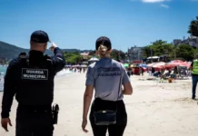 Agentes da Guarda Municipal e da fiscalização durante patrulhamento em praia de Florianópolis, eleita a capital mais segura do Brasil pelo quarto ano consecutivo