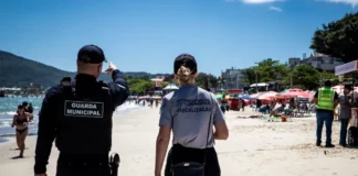 Agentes da Guarda Municipal e da fiscalização durante patrulhamento em praia de Florianópolis, eleita a capital mais segura do Brasil pelo quarto ano consecutivo