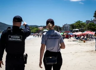 Agentes da Guarda Municipal e da fiscalização durante patrulhamento em praia de Florianópolis, eleita a capital mais segura do Brasil pelo quarto ano consecutivo