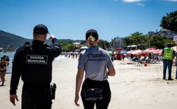 Agentes da Guarda Municipal e da fiscalização durante patrulhamento em praia de Florianópolis, eleita a capital mais segura do Brasil pelo quarto ano consecutivo
