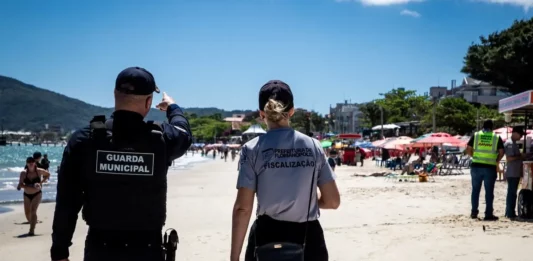 Florianópolis é eleita a capital mais segura do Brasil pelo quarto ano consecutivo Agentes da Guarda Municipal e da fiscalização durante patrulhamento em praia de Florianópolis, eleita a capital mais segura do Brasil pelo quarto ano consecutivo