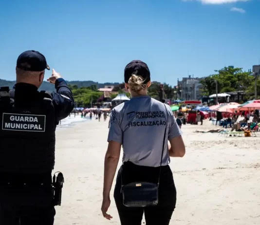 Florianópolis é eleita a capital mais segura do Brasil pelo quarto ano consecutivo Agentes da Guarda Municipal e da fiscalização durante patrulhamento em praia de Florianópolis, eleita a capital mais segura do Brasil pelo quarto ano consecutivo