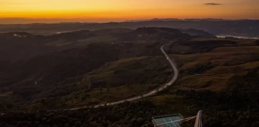 Temperaturas podem ficar abaixo de zero na segunda-feira em Santa Catarina Paisagem da Serra catarinense ao amanhecer ilustra a previsão de temperaturas abaixo de zero e possibilidade de geada em Santa Catarina.