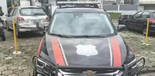Guarda Municipal de São José encontra homem escondido sob cobertor após furto Viatura da Guarda Municipal de São José, que prendeu um homem suspeito de furtar um estabelecimento comercial no bairro Campinas.