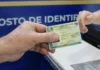 Pessoa apresenta carteira de identidade em um posto de identificação de Santa Catarina. Imagem ilustra a emissão de 3 milhões de Carteiras de Identidade Nacional no estado.