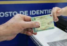 Santa Catarina já emitiu 3 milhões de Carteiras de Identidade Nacional Pessoa apresenta carteira de identidade em um posto de identificação de Santa Catarina. Imagem ilustra a emissão de 3 milhões de Carteiras de Identidade Nacional no estado.