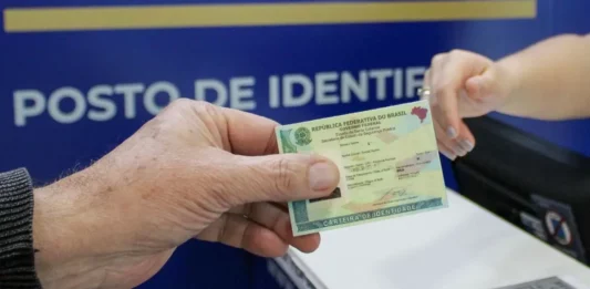 Santa Catarina já emitiu 3 milhões de Carteiras de Identidade Nacional Pessoa apresenta carteira de identidade em um posto de identificação de Santa Catarina. Imagem ilustra a emissão de 3 milhões de Carteiras de Identidade Nacional no estado.