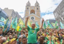 Jorginho Mello faz caminhada em Florianópolis no último dia de campanha Jorginho Mello durante caminhada com apoiadores no Centro de Florianópolis, no último dia de campanha eleitoral.