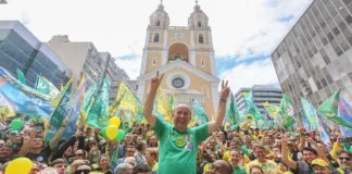 Jorginho Mello durante caminhada com apoiadores no Centro de Florianópolis, no último dia de campanha eleitoral.