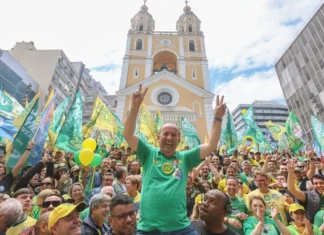 Jorginho Mello durante caminhada com apoiadores no Centro de Florianópolis, no último dia de campanha eleitoral.