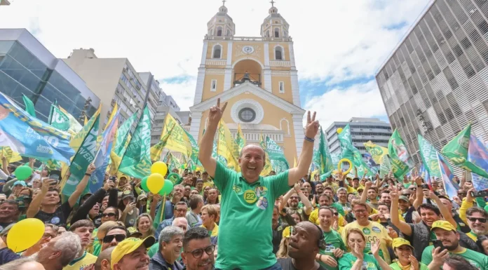 Jorginho Mello durante caminhada com apoiadores no Centro de Florianópolis, no último dia de campanha eleitoral.