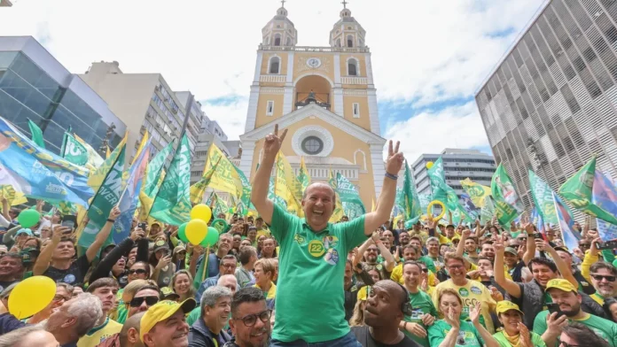jorginho-mello-caminhada-florianopolis-1200x675 Jorginho Mello durante caminhada com apoiadores no Centro de Florianópolis, no último dia de campanha eleitoral.