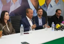 Jorginho Mello durante coletiva ao lado da senadora eleita Carol De Toni e do senador eleito Carlos Bolsonaro, após as eleições em Santa Catarina