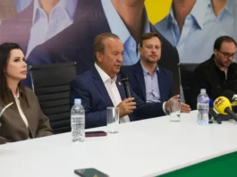 Jorginho Mello projeta segundo mandato com foco em grandes obras e infraestrutura Jorginho Mello durante coletiva ao lado da senadora eleita Carol De Toni e do senador eleito Carlos Bolsonaro, após as eleições em Santa Catarina