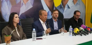 Jorginho Mello durante coletiva ao lado da senadora eleita Carol De Toni e do senador eleito Carlos Bolsonaro, após as eleições em Santa Catarina