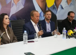 Jorginho Mello durante coletiva ao lado da senadora eleita Carol De Toni e do senador eleito Carlos Bolsonaro, após as eleições em Santa Catarina