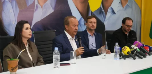 Jorginho Mello projeta segundo mandato com foco em grandes obras e infraestrutura Jorginho Mello durante coletiva ao lado da senadora eleita Carol De Toni e do senador eleito Carlos Bolsonaro, após as eleições em Santa Catarina