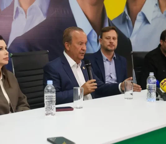 Jorginho Mello durante coletiva ao lado da senadora eleita Carol De Toni e do senador eleito Carlos Bolsonaro, após as eleições em Santa Catarina