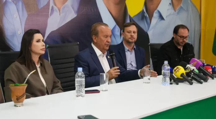 Jorginho Mello projeta segundo mandato com foco em grandes obras e infraestrutura Jorginho Mello durante coletiva ao lado da senadora eleita Carol De Toni e do senador eleito Carlos Bolsonaro, após as eleições em Santa Catarina