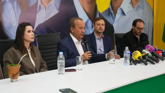 jorginho-mello-coletiva-1200x675 Jorginho Mello durante coletiva ao lado da senadora eleita Carol De Toni e do senador eleito Carlos Bolsonaro, após as eleições em Santa Catarina