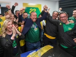 Jorginho Mello comemora com apoiadores após ser reeleito governador de Santa Catarina no primeiro turno das Eleições 2026.