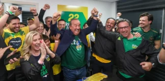 Jorginho Mello comemora com apoiadores após ser reeleito governador de Santa Catarina no primeiro turno das Eleições 2026.
