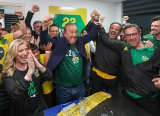 Jorginho Mello é reeleito governador de Santa Catarina no primeiro turno Jorginho Mello comemora com apoiadores após ser reeleito governador de Santa Catarina no primeiro turno das Eleições 2026.