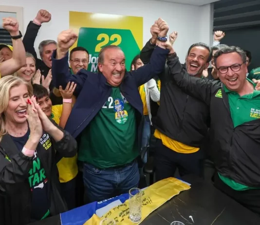 Jorginho Mello comemora com apoiadores após ser reeleito governador de Santa Catarina no primeiro turno das Eleições 2026.