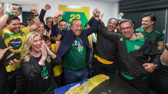 jorginho-mello-reeleito-1200x675 Jorginho Mello comemora com apoiadores após ser reeleito governador de Santa Catarina no primeiro turno das Eleições 2026.