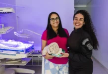 Mães e recém-nascidos do Hospital Regional de São José recebem kits produzidos por internas do sistema prisional Duas mulheres apresentam kits com toucas e cueiros destinados aos recém-nascidos do Hospital Regional de São José, produzidos por internas do sistema prisional catarinense.