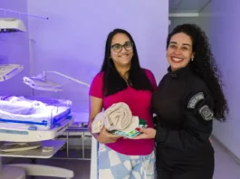 Mães e recém-nascidos do Hospital Regional de São José recebem kits produzidos por internas do sistema prisional Duas mulheres apresentam kits com toucas e cueiros destinados aos recém-nascidos do Hospital Regional de São José, produzidos por internas do sistema prisional catarinense.