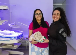 Mães e recém-nascidos do Hospital Regional de São José recebem kits produzidos por internas do sistema prisional Duas mulheres apresentam kits com toucas e cueiros destinados aos recém-nascidos do Hospital Regional de São José, produzidos por internas do sistema prisional catarinense.
